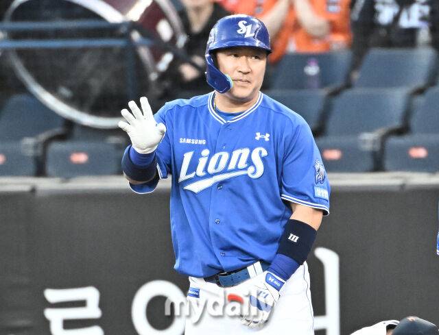 14일 오후 대전 한화생명볼파크에서 진행된 '2026 프로야구 KBO리그' 한화이글스와 삼성 라이온즈의 경기. 삼성 최형우가 1회초 2사에서 공에 맞은 뒤 괜찮다는 제스처를 하고 있다./대전 = 송일섭 기자