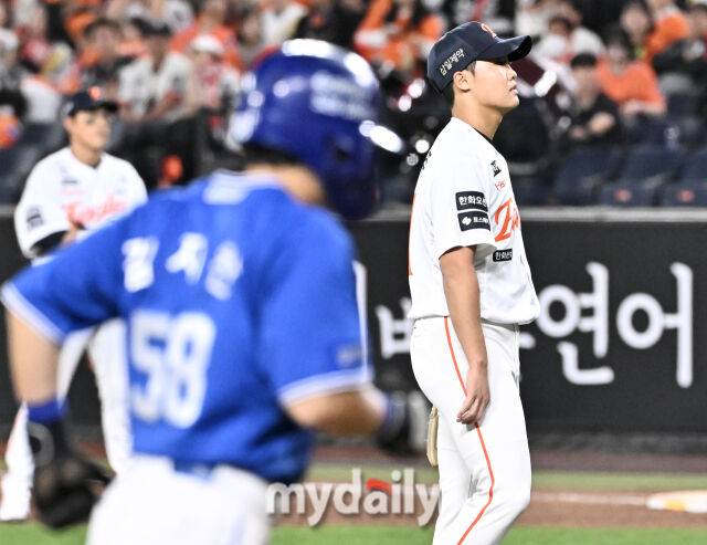 14일 오후 대전 한화생명볼파크에서 진행된 '2026 프로야구 KBO리그' 한화이글스와 삼성 라이온즈의 경기. 한화 정우주가 7회초 무사만루서 류지혁에게 밀어내기 볼넷을 허용한 뒤 아쉬워 하고 있다./대전 = 송일섭 기자