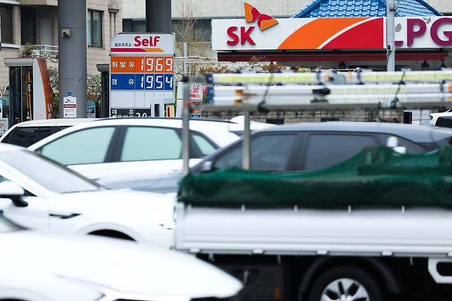 지난 10일 서울 시내 주유소 모습. [연합]