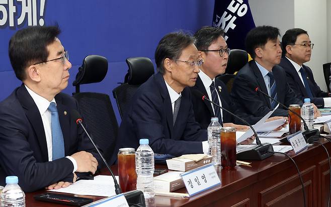 13일 서울 국회 의원회관에서 열린 ‘중동전쟁 경제 대응 특위 3차 회의’에서 더불어민주당 ‘중동 상황 경제 대응 특별위원회’ 위원장인 유동수(왼쪽 두 번째) 의원이 발언하고 있다. [연합]