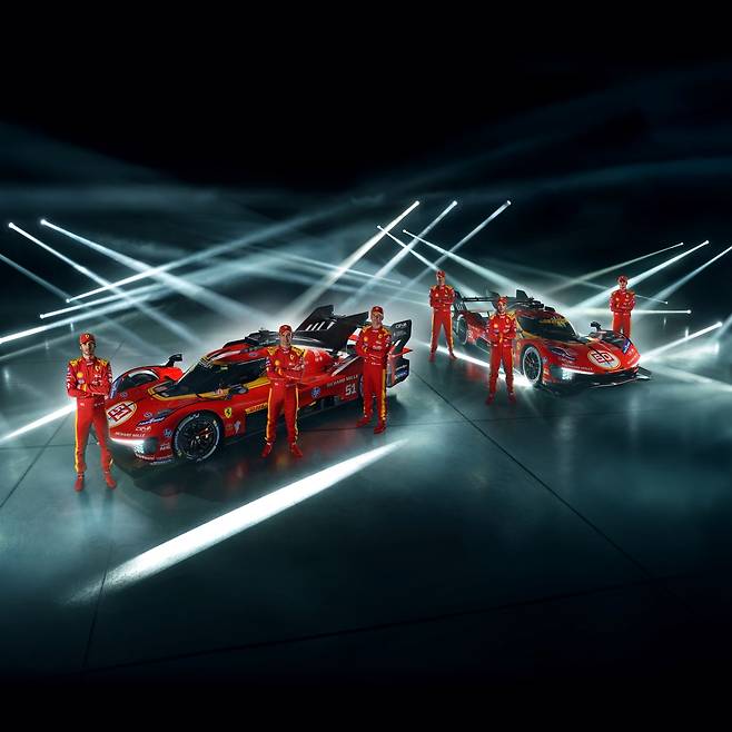 안토니오 지오비나치(왼쪽부터), 알레산드로 피에르 구이디, 제임스 칼라도, 미구엘 몰리나, 안토니오 푸오코, 니클라스 닐슨이 페라리 499P 옆에서 포즈를 취하고 있다. [페라리 제공]