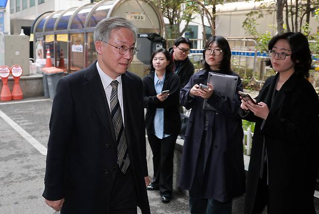 대검찰청 감찰부장 출신 한동수(왼쪽) 더불어민주당 윤리심판원장이 지난 6일 서울 영등포구 여의도 중앙당사에서 열린 윤리심판원 회의에 참석하는 모습. 사진과 기사는 관련없음. [연합]