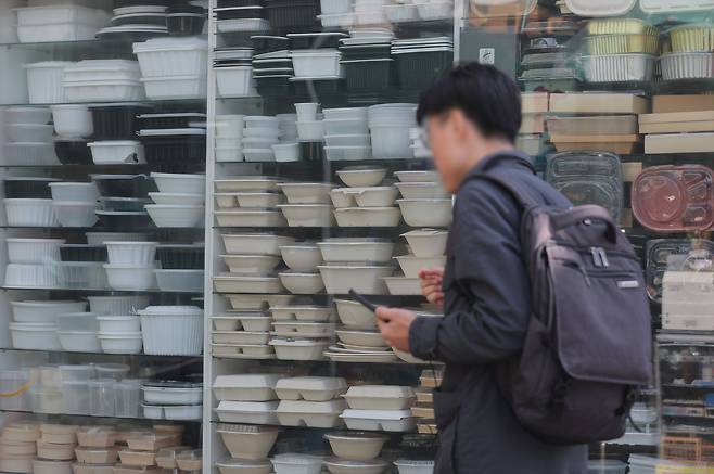 중동전쟁으로 플라스틱과 비닐 등 포장재 원료인 나프타 가격이 상승하는 가운데 31일 서울 중구 방산시장의 포장재 판매 점포에 플라스틱 용기 제품이 진열되어 있다.  [연합]