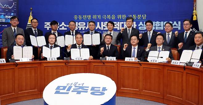 한병도(왼쪽 네 번째) 더불어민주당 원내대표, 주병기(왼쪽 두 번째) 공정거래위원장을 비롯한 국내 4대 정유사 관계자 등이 9일 오전 서울 여의도 국회에서 열린 주유소-정유사 사회적대화 상생협약식에서 기념촬영을 하고 있다.  이상섭 기자