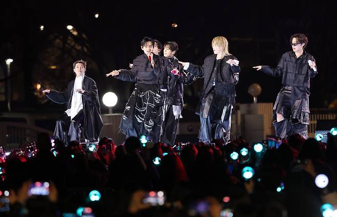 그룹 방탄소년단(BTS)이 지난 21일 서울 광화문 광장에서 정규 5집 ‘아리랑’(ARIRANG) 발매를 기념해 무료 공연 ‘BTS 컴백 라이브: 아리랑’(BTS THE COMEBACK LIVE｜ARIRANG)을 열고 있다. [연합]