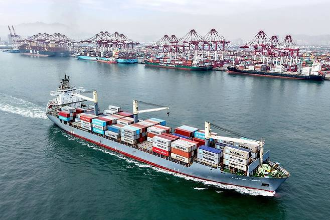 14일 중국 산둥성 칭다오 항구에서 화물선이 출항하고 있다. [AFP]