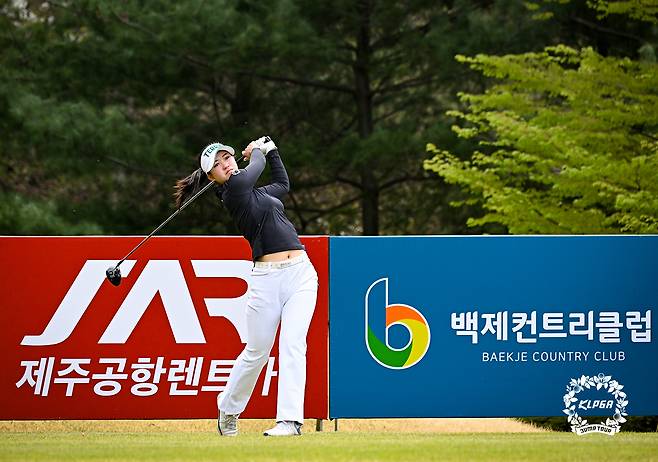 KLPGA 2026 제주공항렌트카·백제CC 점프투어 1차전 우승자 성아진의 티샷 모습