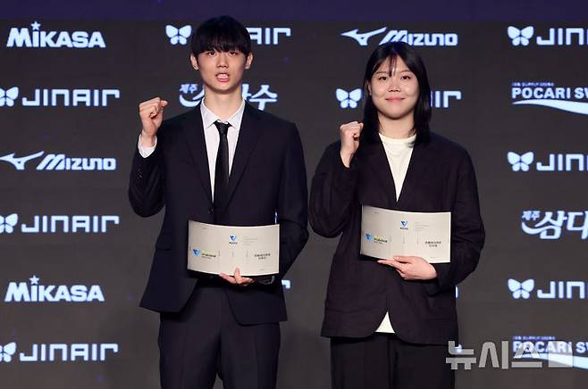 [서울=뉴시스] 이영환 기자 = 13일 오후 서울 광진구 비스타 워커힐 서울 비스타홀에서 열린 진에어 2025-2026 V리그 시상식에서 정규리그 영플레이어상을 수상한 삼성화재 이우진과 한국도로공사 이지윤이 기념촬영을 하고 있다. 2026.04.13. 20hwan@newsis.com