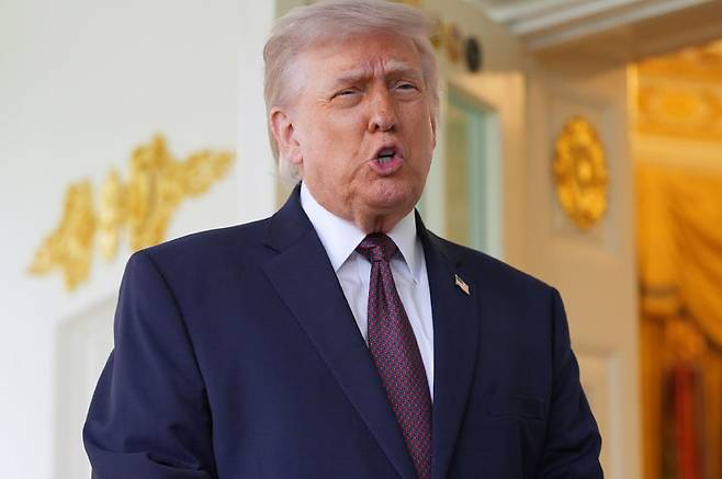 [워싱턴=AP/뉴시스]도널드 트럼프 미국 대통령이 13일(현지 시간) 백악관 집무실 밖에서 취재진 질문에 답하고 있다. 2026.04.14.