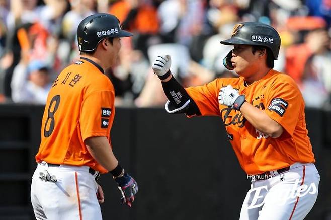 [서울=뉴시스] 프로야구 한화 이글스의 강백호(오른쪽)가 28일 대전 한화생명볼파크에서 열린 2026 신한 쏠 KBO리그 키움 히어로즈와의 경기에서 홈런을 친 뒤 노시환과 기뻐하고 있다. (사진=한화 이글스 제공) 2026.03.29. *재판매 및 DB 금지