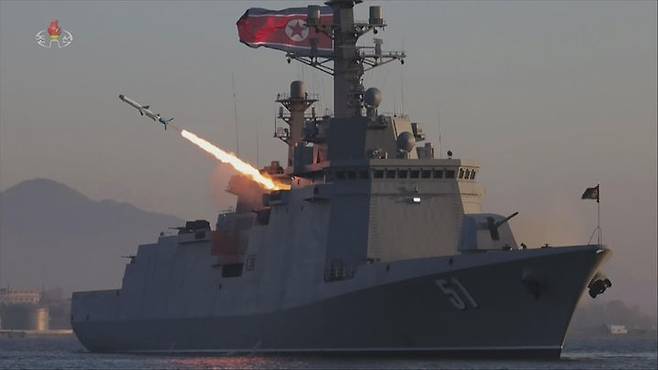 [서울=뉴시스] 북한 조선중앙TV는 김정은 국무위원장 참관하에 5000t급 신형 구축함 최현호에서 전략순항미사일과 반함선(대함)미사일을 시험발사 했다고 14일 보도했다. (사진=조선중앙TV 캡처) 2026.04.14. photo@newsis.com *재판매 및 DB 금지
