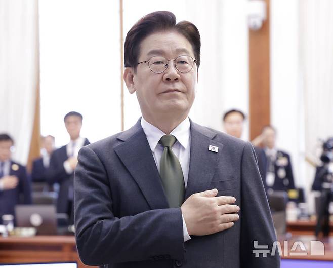 [서울=뉴시스] 최동준 기자 = 이재명 대통령이 14일 청와대에서 열린 국무회의 겸 비상경제점검회의에서 참석자들과 국민의례를 하고 있다. 2026.04.14. photocdj@newsis.com