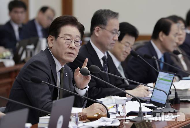 [서울=뉴시스] 최동준 기자 = 이재명 대통령이 14일 청와대에서 열린 국무회의 겸 비상경제점검회의에서 발언하고 있다. 2026.04.14. photocdj@newsis.com