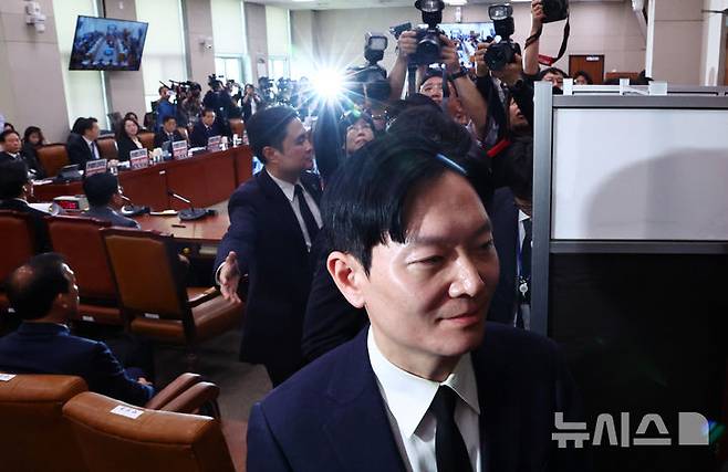 [서울=뉴시스] 김명년 기자 = 쌍방울 대북 송금 사건을 수사했던 박상용 검사가 14일 오전 서울 여의도 국회 '윤석열정권정치검찰조작기소의혹사건진상규명국정조사특별위원회'에서 열린 청문회에서 증인선서를 거부한 이유로 퇴장당하고 있다. 2026.04.14. kmn@newsis.com