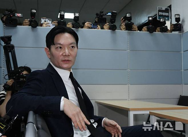 [서울=뉴시스] 김명년 기자 = 박상용 검사가 14일 국회에서 열린 ‘윤석열 정권 정치검찰 조작기소 의혹 국정조사 특별위원회’ 청문회에 출석해 증인 선서를 거부한 후 퇴장해 대기 장소에 대기하고 있다.(공동취재) 2026.04.14. photo@newsis.com