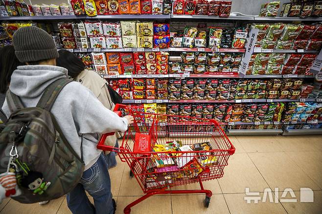 [서울=뉴시스] 정병혁 기자 = 서울 중구 롯데마트 서울역점을 찾은 외국인 여행객들이 과자, 라면, 김 등 K푸드를 살펴보고 있다. 2026.04.03. jhope@newsis.com