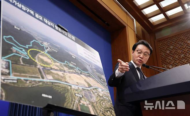 [서울=뉴시스] 고범준 기자 = 이규연 홍보소통수석이 14일 청와대 춘추관에서 세종 집무실 관련 브리핑을 하고 있다. 2026.04.14. bjko@newsis.com