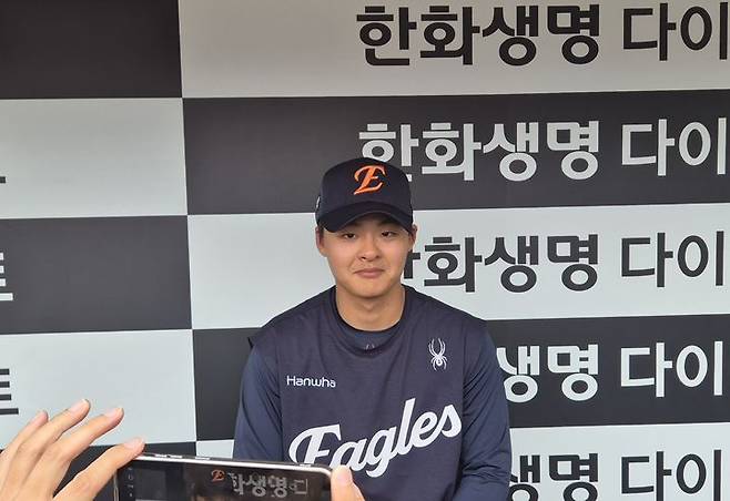 [대전=뉴시스] 문채현 기자 = 프로야구 한화 이글스의 이교훈이 14일 대전 한화생명볼파크에서 열린 2026 신한 쏠 KBO리그 삼성 라이온즈전에 앞서 취재진과 인터뷰를 하고 있다. 2026.04.14. dal@newsis.com *재판매 및 DB 금지