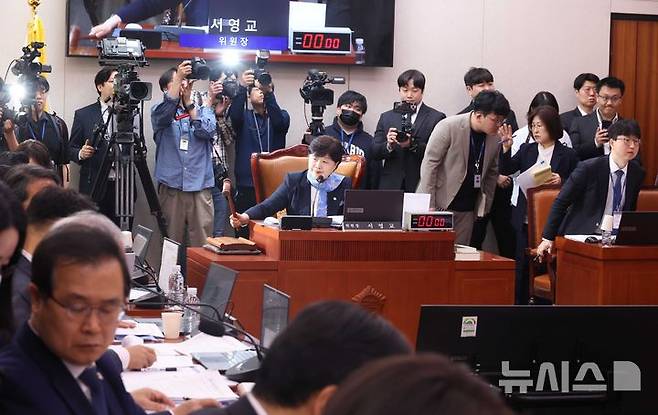 [서울=뉴시스] 조성봉 기자 = 서영교 국회 국조특위 위원장이 14일 오전 서울 여의도 국회 '윤석열정권정치검찰조작기소의혹사건진상규명국정조사특별위원회'에서 열린 청문회에서 의사봉을 두드리고 있다. 2026.04.14. suncho21@newsis.com