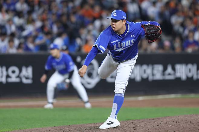 [서울=뉴시스] 프로야구 삼성 라이온즈의 이승현이 14일 대전 한화생명볼파크에서 열린 2026 신한 쏠 KBO리그 한화 이글스와의 경기 8회 등판해 공을 던지고 있다. (사진=삼성 라이온즈 제공) 2026.04.14.