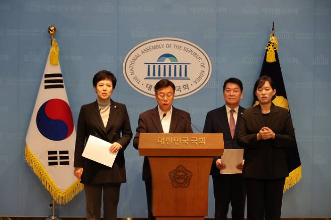 신상진(가운데) 성남시장과 안철수(오른쪽)·김은혜(왼쪽) 국회의원이 국회 소통관에서 분당 재건축 물량제한 폐지를 촉구하는 기자회견을 열고 있다. 성남시 제공