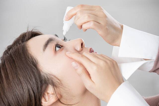 결막하출혈 시 통증이나 이물감이 느껴진다면 인공눈물을 점안해 증상을 완화할 수 있다. 클립아트코리아