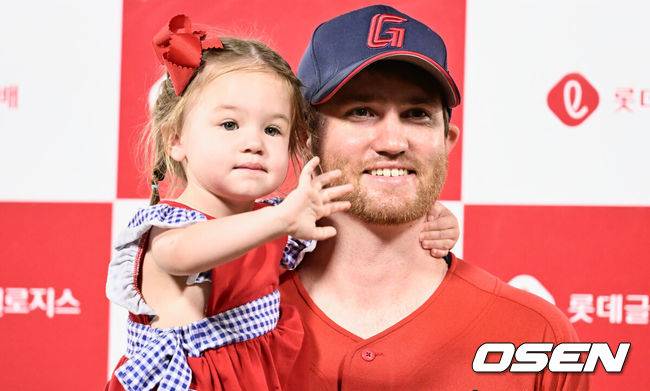 [OSEN=부산, 이석우 기자] 13일 부산 사직구장에서 2023 신한은행 SOL KBO리그 롯데 자이언츠와 KIA 타이거즈의 경기가 열렸다. 롯데 자이언츠 반즈가 KIA 타이거즈에 6-1로 승리한 후 딸 캠벨 반즈과 함께 수훈 선수 인터뷰를 하고 있다. 2023.08.13 / foto0307@osen.co.kr