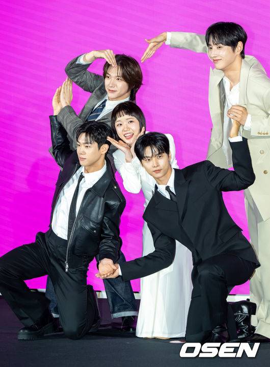 [OSEN=박준형 기자] 14일 오후 서울 구로구 더 세인트에서 쿠팡플레이 '로맨스의 절댓값' 제작발표회가 열렸다.'로맨스의 절대값'은 꽃미남 선생님들을 주인공으로 로맨스 소설을 쓰던 여고생이 현실에서 그들과 예상치 못한 순간들을 마주하며 파란만장한 학교생활의 주인공이 되는 하이틴 로맨스다.  이날 행사에는 이태곤 감독, 배우 김향기, 차학연, 김재현, 손정혁, 김동규가 참석했다.  배우 김향기와 차학연, 김재현, 손정혁, 김동규가 포즈를 취하고 있다.   2026.04.14 /soul1014@osen.co.kr