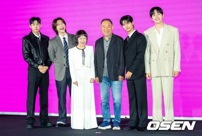 [OSEN=박준형 기자] 14일 오후 서울 구로구 더 세인트에서 쿠팡플레이 '로맨스의 절댓값' 제작발표회가 열렸다.'로맨스의 절대값'은 꽃미남 선생님들을 주인공으로 로맨스 소설을 쓰던 여고생이 현실에서 그들과 예상치 못한 순간들을 마주하며 파란만장한 학교생활의 주인공이 되는 하이틴 로맨스다.  이날 행사에는 이태곤 감독, 배우 김향기, 차학연, 김재현, 손정혁, 김동규가 참석했다.  배우 김향기와 차학연, 김재현, 손정혁, 김동규, 이태곤 감독이 포즈를 취하고 있다.   2026.04.14 /soul1014@osen.co.kr