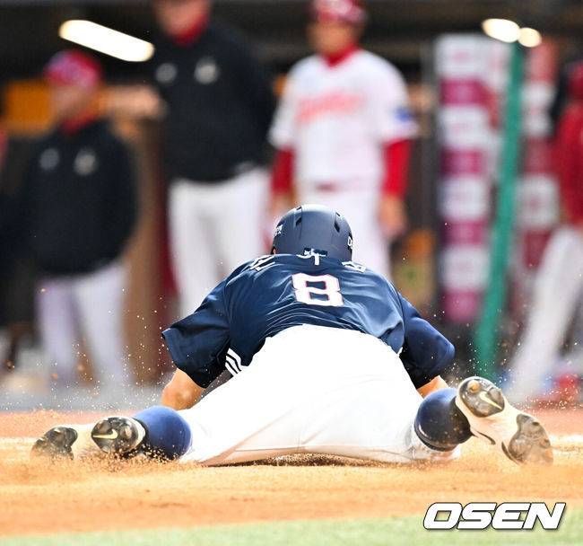 [OSEN=인천, 민경훈 기자] 14일 오후 인천 SSG랜더스필드에서 ‘2026 신한 SOL Bank KBO리그'&nbsp;SSG 랜더스와 두산 베어스의 경기가 진행됐다.이날 SSG는 타케다를, 두산은 최민석을 선발투수로 내세웠다.3회초 무사 주자 2루 두산 박준순의 중견수 앞 1타점 적시타때 두산 손아섭이 홈으로 몸을 날리고 있다. 2026.04.14 / rumi@osen.co.kr