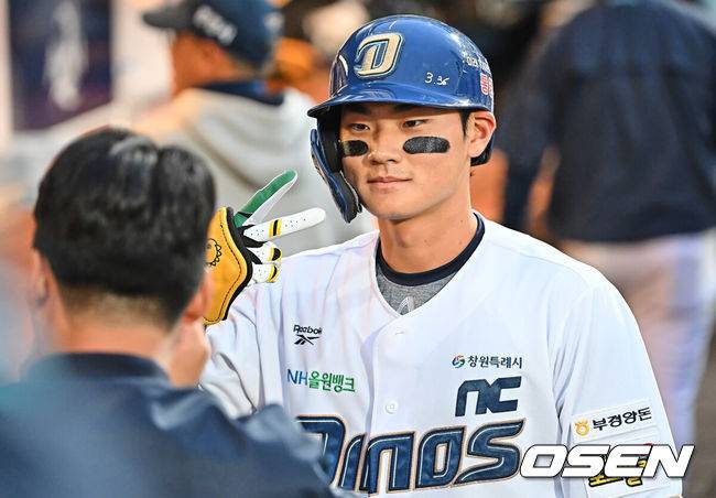 [OSEN=창원, 이석우 기자] 14일 창원NC파크에서 2026 신한 SOL KBO 리그 NC 다이노스와 KT 위즈의 경기가 열렸다. 홈팀 NC는 버하겐이, 방문팀 KT는 고영표가 선발 출전했다. NC 다이노스 김주원이 1회말 우월 솔로 홈런을 치고 기념촬영을 하고 있다. 2026.04.14 / foto0307@osen.co.kr