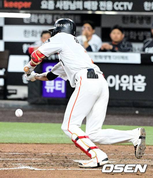 [OSEN=대전, 지형준 기자] 14일 대전 한화생명 볼파크에서 2026 신한 SOL KBO리그 한화 이글스와 삼성 라이온즈의 경기가 열렸다.3연패 중인 한화는 문동주, 4연승을 노리는 삼성은 최원태가 선발로 나섰다.&nbsp;4회말 1사 1,3루에서 한화 심우준이 스퀴즈 번트에 성공하고 있다. 2026.04.14&nbsp;/ jpnews@osen.co.kr