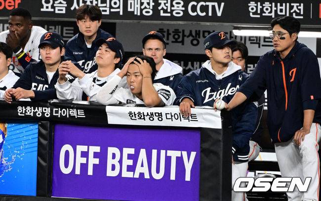 [OSEN=대전, 지형준 기자] 14일 대전 한화생명 볼파크에서 2026 신한 SOL KBO리그 한화 이글스와 삼성 라이온즈의 경기가 열렸다.3연패 중인 한화는 문동주, 4연승을 노리는 삼성은 최원태가 선발로 나섰다.&nbsp;9회초 2사 만루에서 한화 김서현이 삼성 이해승에게 밀어내기 볼넷으로 역전을 허용하자 더그아웃의 선수들 표정이 어두워지고 있다. 2026.04.14&nbsp;/ jpnews@osen.co.kr