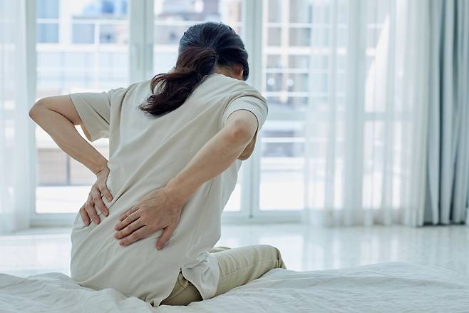 허리 통증으로 불편함을 호소하는 모습. 사진=게티이미지뱅크