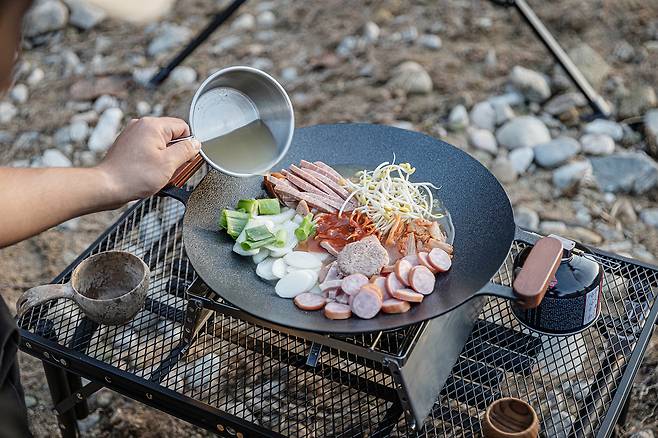 부대찌개를 끓일 때 콩나물을 과하게 넣을 경우 비린 맛이 나거나&nbsp;부대찌개 핵심인 감칠맛이 희석될 수 있다.&nbsp;클립아트코리아 제공