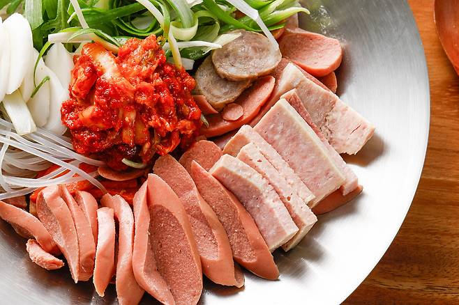 부대찌개에 콩나물, 두부, 라면, 채소류 등 다양한 재료를 추가할 수 있는 형태로 확장되고 있다. 클립아트코리아 제공