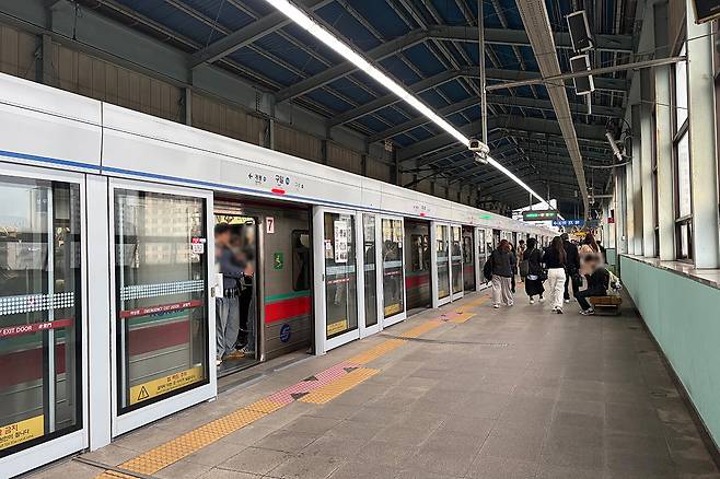 퇴근 시간대 1호선 구일역 승강장에서 시민들이 정차 중인 완행열차에 오르고 있다. 용산~개봉 구간의 9개 역 중 유독 구일역만 급행이 서지 않는 ‘급행 사각지대’ 탓에, 이곳 이용객들은 매일 더 긴 기다림과 혼잡을 견뎌야만 한다. 양다훈 기자