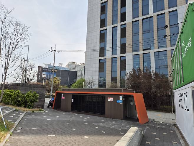 장거리 시내버스 운전기사들의 고충을 담은 청와대 국민청원이 올라온 2021년, 서울 서초구가 서리풀문화공원 인근에 조성한 공중화장실. 김동환 기자