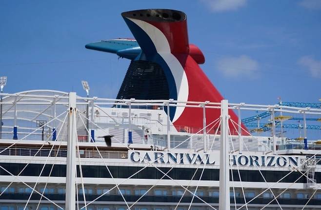2021년 4월 9일 마이애미항에 정박해 있는 카니발 크루즈 라인의 크루즈선. 피해자는 해당 크루즈선에서 가족 여행 중 의붓동생에 성폭행 및 살해됐다. AP 연합뉴스