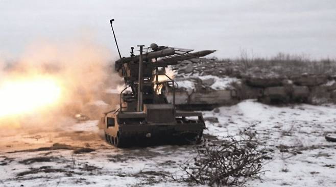 무인지상차량(UGV) 위에 장착된 북한제 75식 다연장 로켓시스템(MLRS). 영상 캡처