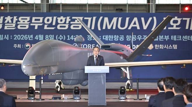 2026년 4월 8일 부산 대한항공 테크센터에서 개최된 중고도정찰용무인항공기(MUAV) 양산 1호기 출고식에서 이용철 방위사업청장이 인사말을 하고 있다. 방위사업청 제공
