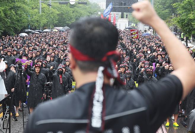 2024년 7월 8일 오전 경기도 화성시 삼성전자 화성사업장 앞에서 열린 전국삼성전자노동조합 총파업 결의대회에서 조합원들이 구호를 외치고 있다. 연합뉴스