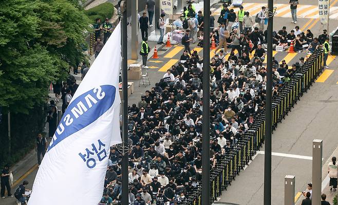 삼성전자 노동조합 조합원들이 2024년 5월24일 서울 강남구 삼성전자 사옥 앞에서 노동조합과의 교섭을 촉구하며 문화 행사를 열고 있다. 연합뉴스