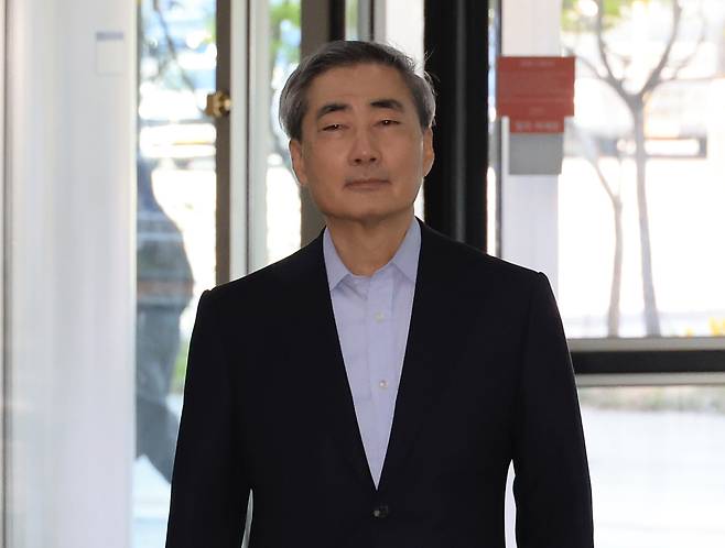 인사청문회를 하루 앞둔 신현송 한국은행 총재 후보자가 14일 서울 중구 한화금융플라자에 차려진 인사청문회 준비 사무실로 출근하고 있다. 연합뉴스