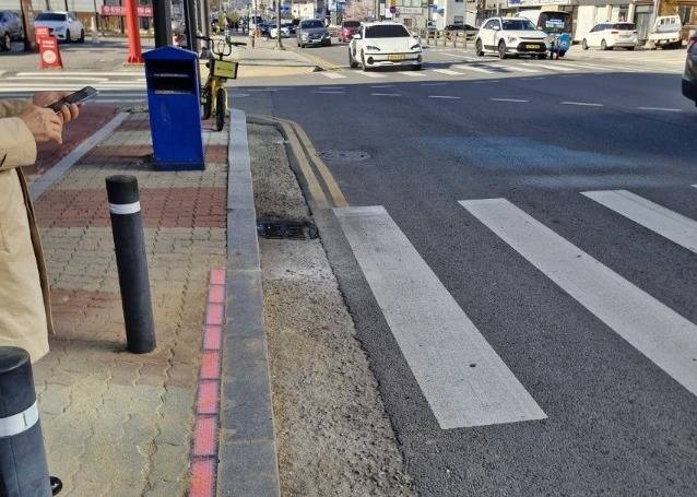 서북구 백석동 천안제일신협 앞 횡단보도에 설치된 '보행 적색 잔여시간 표시등' ⓒ천안시 제공