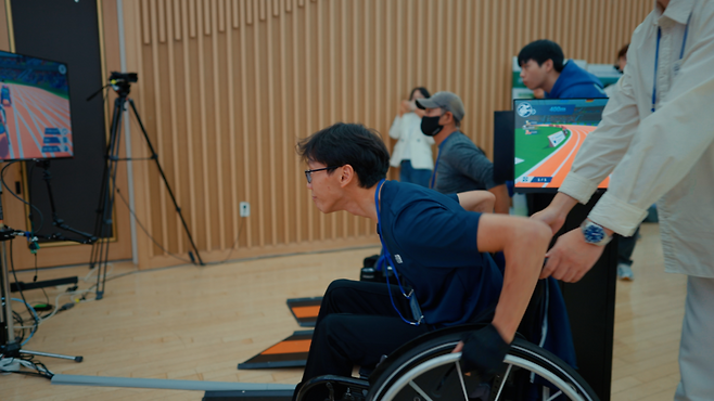 천안시장애인체육회와 단국대학교 관계자들이 '뉴 아이디어 공모사업' 선정을 기념하며 디지털 e스포츠 장비를 시연하고 있다. ⓒ천안시 제공