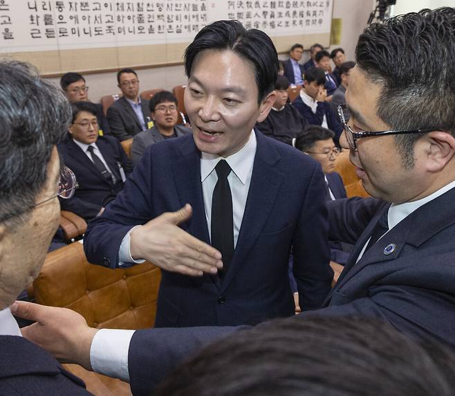 14일 국회 '윤석열 정권 정치검찰 조작 기소 의혹 사건 진상규명' 국정조사특별위원회에서 열린 쌍방울 대북 송금 사건 관련 청문회에서 이 사건을 수사했던 박상용 검사가 증인 선서를 거부한 뒤 거부의 이유를 구두로 설명할 수 있는 기회를 요구하다 서영교 위원장의 명령으로 경위의 안내를 받아 퇴장하고 있다. ⓒ연합뉴스