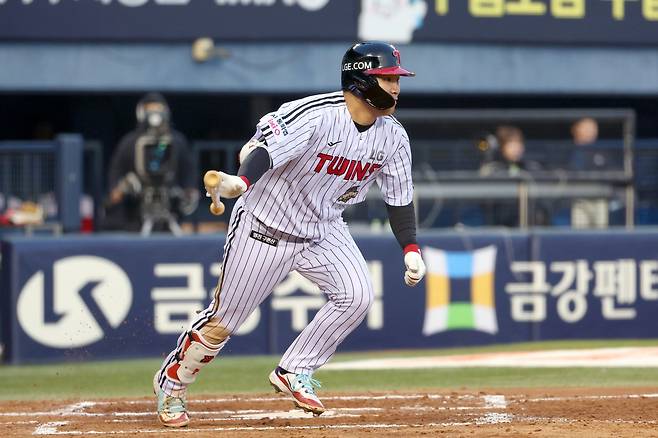 부상 회복을 위해 지명타자로만 출전하던 LG의 4번타자 문보경이 15일 잠실 롯데전부터 수비에 나선다. 사진제공｜LG 트윈스