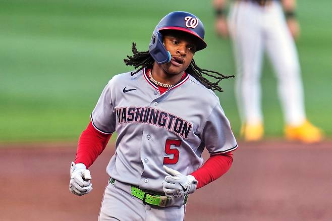 CJ 에이브럼스가 14일 미국 펜실베이니아주 피츠버그의 PNC파크에서 열린 피츠버그 파이리츠와 2026 메이저리그 정규리그 원정 경기에서 1회초 폴 스킨스를 상대로 솔로홈런을 친 뒤 베이스를 돌고 있다. 피츠버그 | AP연합뉴스