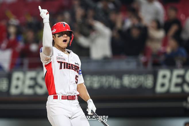 KIA 김도영이 14일 광주기아챔피언스필드에서 열린 키움과 홈 경기에서 만루홈런을 날린 뒤 세리머리를 하고 있다. KIA타이거즈 제공